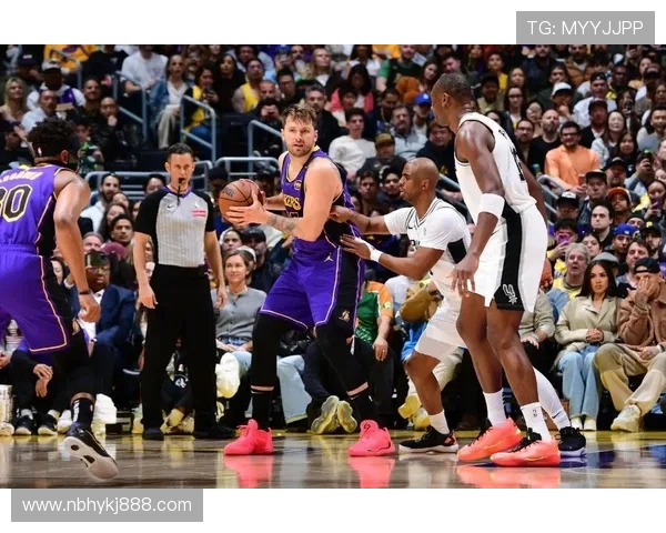 詹姆斯赛季首度三双湖人力克勇士迎来三连胜